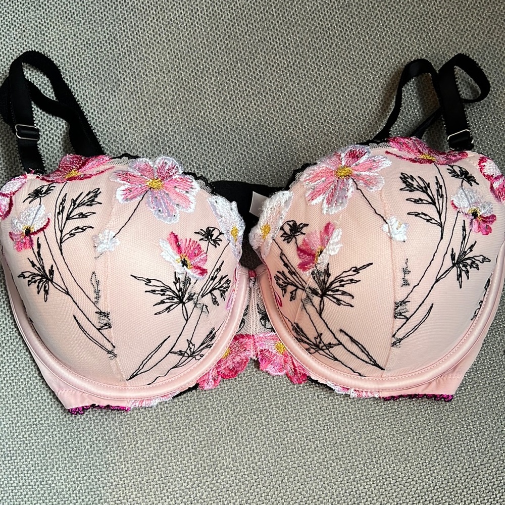 Brand new Victoria secret dream angels lined Demi bra. 34DD